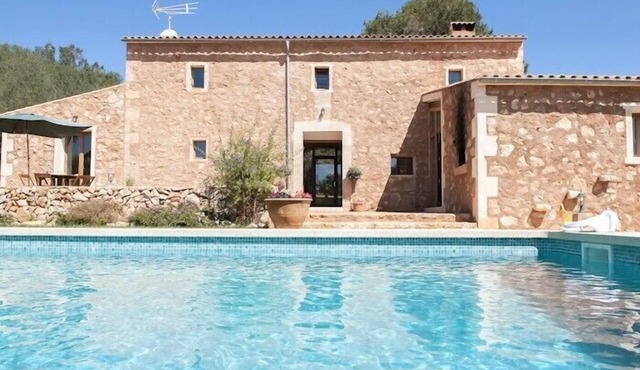 Charming country house with pool, beautiful outdoor, a7c and Wi-Fi.