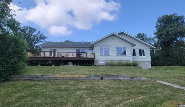 Charming, cozy, lakefront home in the Canadian woodlands. Natural beauty!