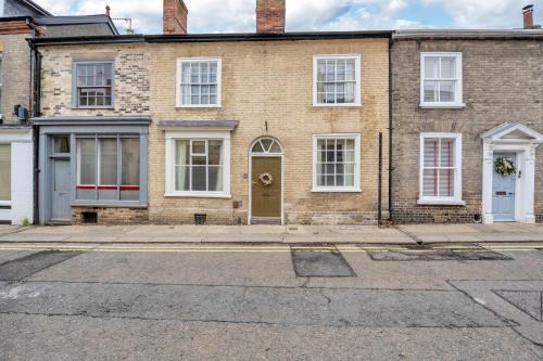 Charming Guildhall street - sleeps up to 6 guests in the Medieval Grid