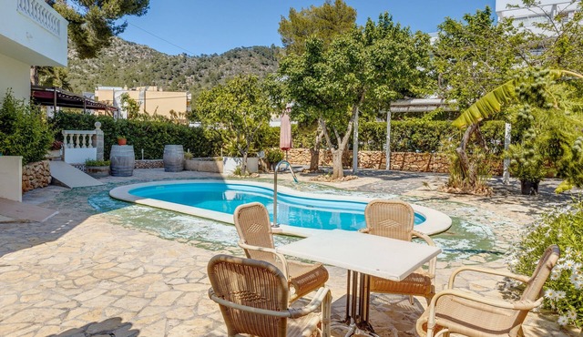 Charming Holiday Apartment "La Cabanya 2D" with Shared Pool, Terrace & Wi-Fi