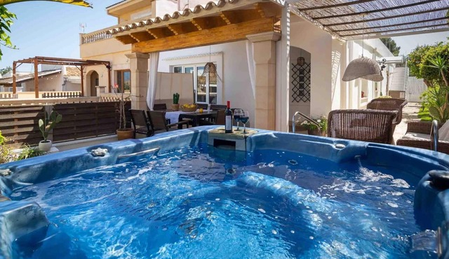 Charming holiday home with jacuzzi in Can Picafort.