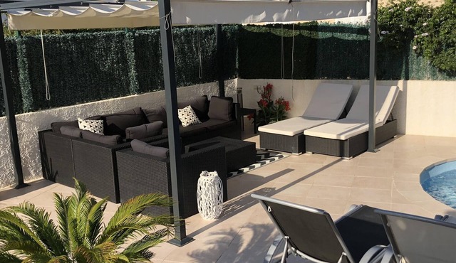 Charming Home for 6 with A/C, Pool, BBQ, WiFi, and Parking, Sant Pere Pescador