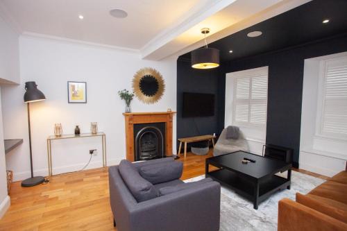 Charming Sandstone-Basement Apartment in West End