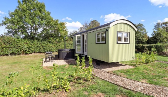Charming Snowdrop Cottage in Waltham