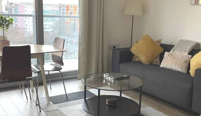 Chic 1BD Retreat with City Views near Canary Wharf