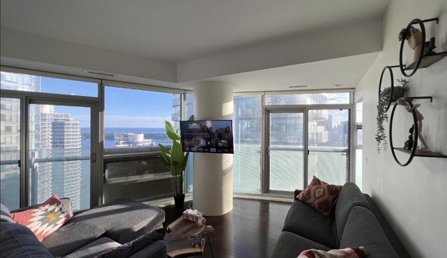 Chic 2 Bedroom 2 Bathroom Panoramic CN Tower Views Condo With Free Parking