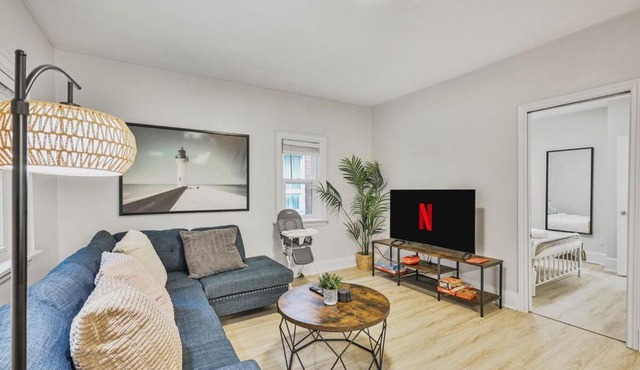 Chic 2 BR Urban Retreat Near Beach Free Parking