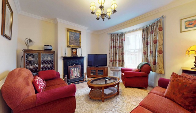 Chic 2BR w/Private Backyard - Near Loughton Tube