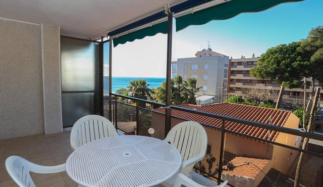 Chic Apartment in Cambrils, Terrace & Mediterranean Comfort