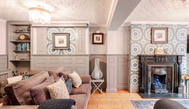 Chic Derry city-centre Townhouse w/garden & deck in historic conservation area