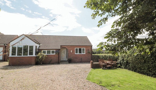 CHURCH VIEW, pet friendly, with open fire in Aldbrough