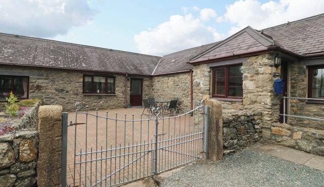 CIL Y COED, family friendly, with a garden in Llanfairpwllgwyngyll