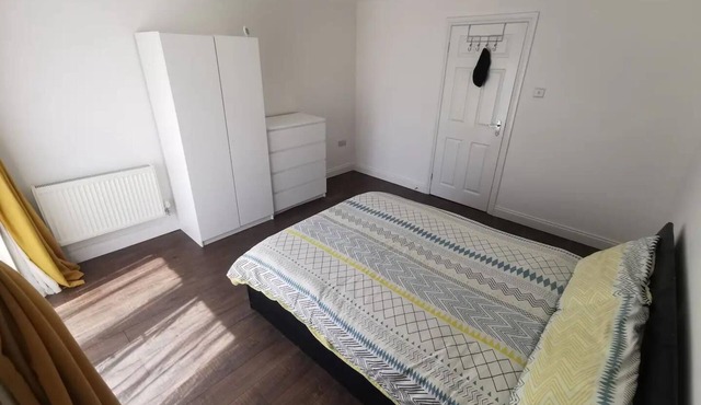 City Apartment Sleeps 4 with Garden