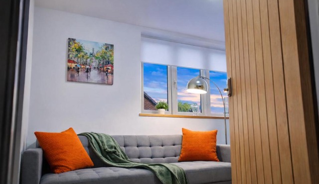 City Centre Apt with FREE PARKING