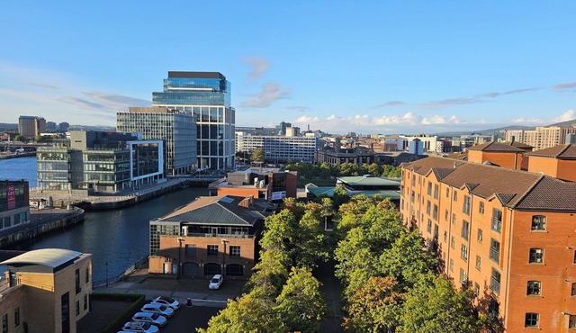 CITY VIEWS STUNNING APARTMENT