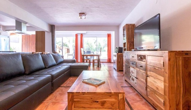 Classic Villa for 12- Pool, BBQ, big exterior area