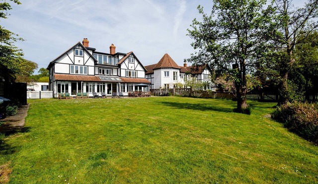 Claysmead - A large house on the banks of famous Thorpeness Meare - sleeps 19