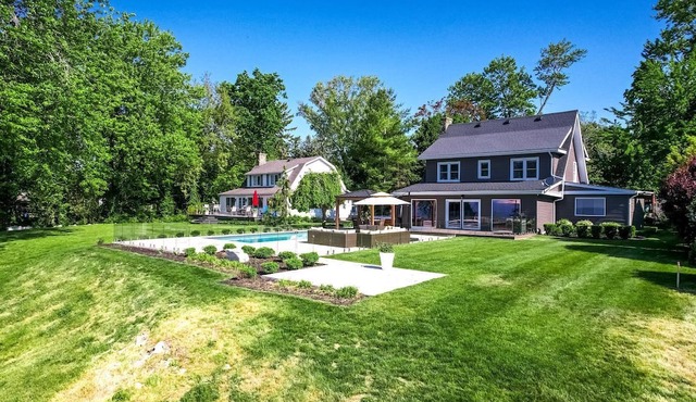 Cliffside Lakeview Villa with Saltwater Pool, Hot Tub & Epic Sunsets in Ontario, Canada