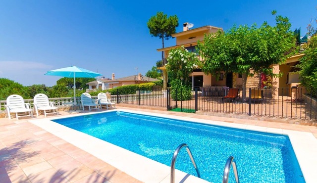 Club Villamar - Wonderful villa with 2 kitchens, nice garden with bbq, fenced pool in a quiet are.