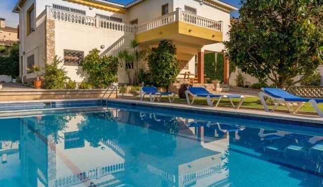Club Villamar - Family friendly 3-bedroom villa with private pool, beautiful garden and located c.