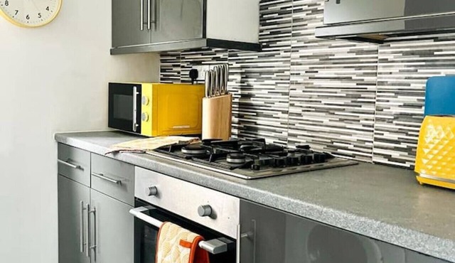 Clyde 52 -Modern 2 bedroom apartment next to Hillington Train Station