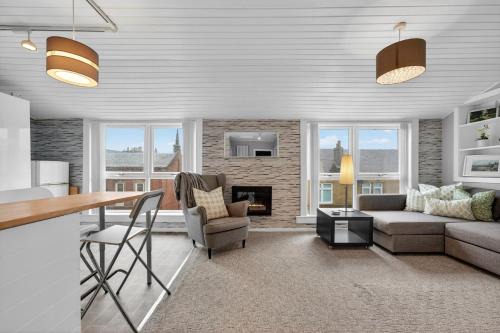 Coastal Charm: Modern Retreat by Seafront