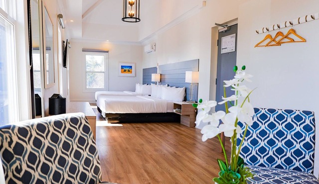 Colonial Hotel & Suites - Tower Room/Double king suite