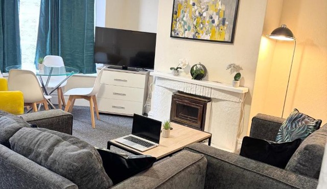 Comfortable 2-BR House in Barking -Free Parking