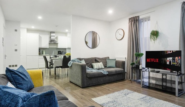 Comfortable 3-Bed close to Excel Ideal for Groups