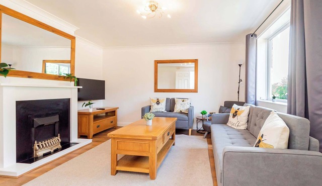 Comfortable 3BED House with Garden & Parking