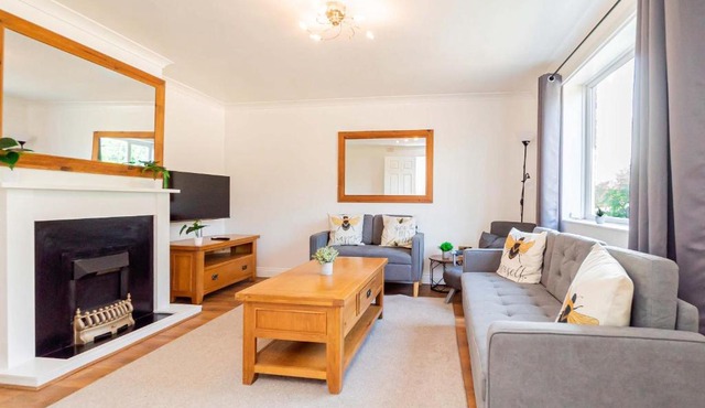 Comfortable 3BED House with Garden & Parking