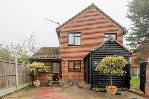 Comfortable 4-bedroom home Bicknacre - Pass the Keys