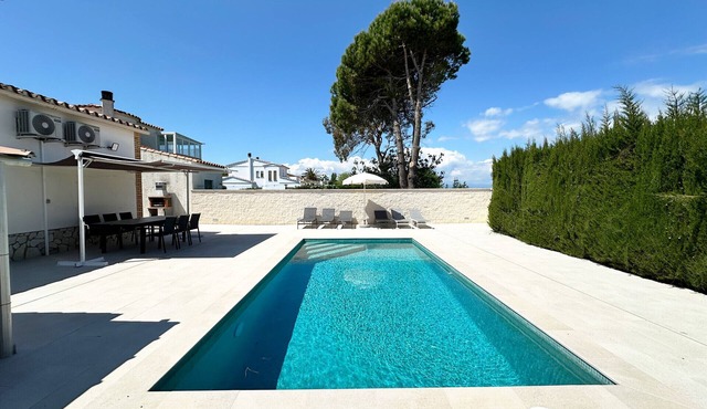 Comfortable house with a pool very close to the beach.