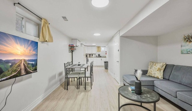 Comfy 2BR Apt near Beach & Downtown | Free Parking