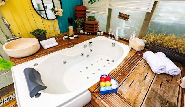 Comfy Guest spa suite! w/sauna and Hot Tub