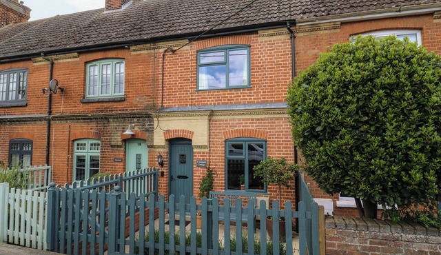 COMPASS COTTAGE, pet friendly, country holiday cottage in Aldeburgh