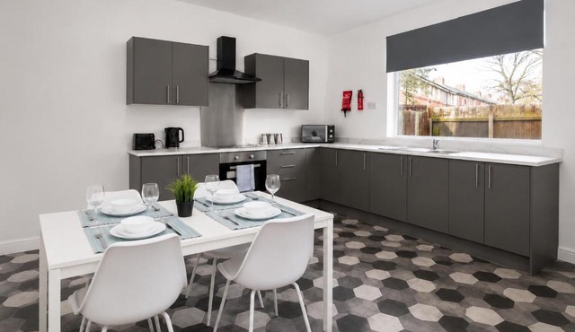 Contractor House Blyth - Comfortable 4BR Stay in Blyth, Sleeps 8, Fast WIFI