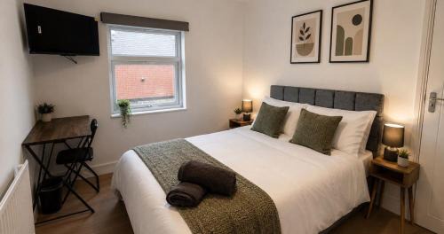 Contractor Workforce Accommodation - 5 Bedrooms Perfect For Work Crews & Groups, WiFi Smart TV's In All Rooms - Parking Sleeps 5-8 Guests