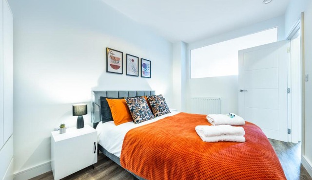 Contractors Welcome - 2 Bed Potters Bar - Free Parking - Direct London
