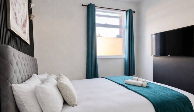 Convenient 3BR Apartment near ExCel, O2 Arena w/Parking, Link to Central London