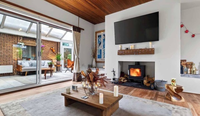 Corner View - Welcoming family home with conservatory