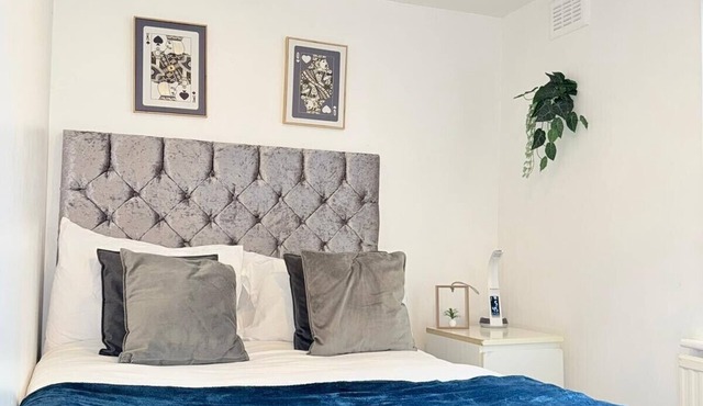 Cossy two bedroom apartment in Canning Town