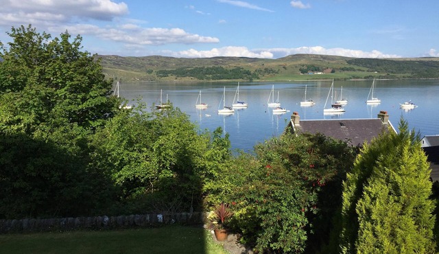 Cosy 1st floor flat surrounded by communal gardens with seaview of Kyles of Bute