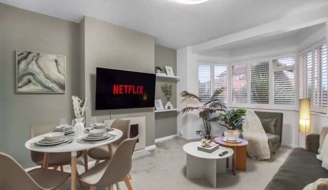 Cosy 2-Bed Maisonette | Driveway Parking & Garden