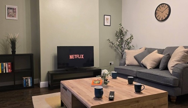 Cosy 2 Bedroom House | Sleeps 6 | Free Parking