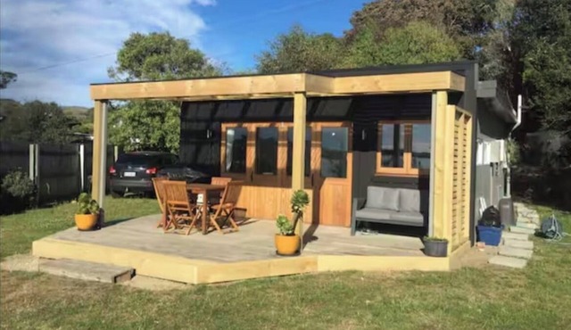 Cosy 2bedroom kiwiana bach on the edge of the estuary