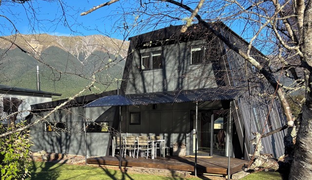 Cosy alpine retreat right in the heart of the village