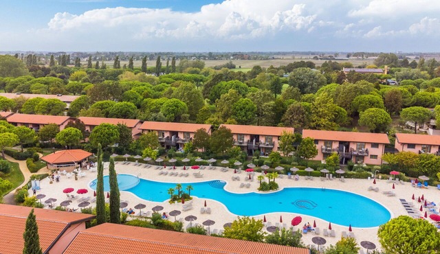 Cosy apartment in villa with WIFI, A/C, pool, hot tub, TV, terrace and pets allowed