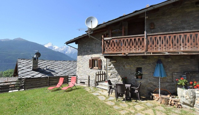 Cosy apartment for 5 people with TV and pets allowed, close to Aosta