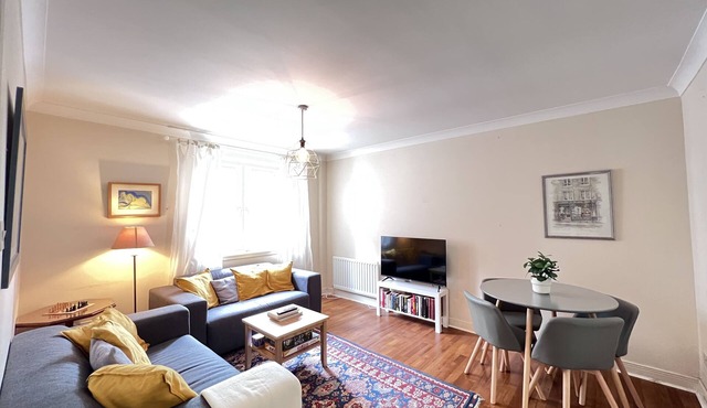 Cosy, right next to the Royal Mile and Arthur´s Seat & free secure parking